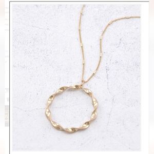 ✨️Sale✨️Twisted Circle Pendant Necklace - Gold